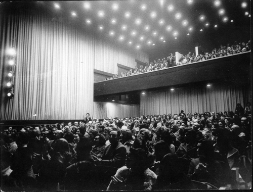 Una sala de cine abarrotada de gente con ganas de ver historias en la gran pantalla.