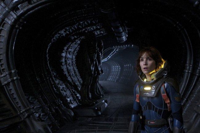 Noomi Rapace en pasillos alienígenas